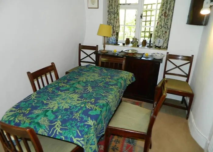 River Cottage A Country Retreat In Wooded Gardens